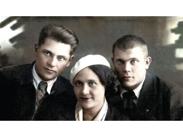 с братом Всеволодом и его женой.