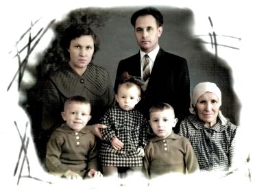 1961г. г.Шелехов Иркутская обл. 1ряд: Константин, Лилия, Дмитрий, бабушка Вопилова (Горбунова) Ефросинья Минеевна. стоят: Анциферова (Вопилова) Ида Ивановна, Анциферов Геннадий Васильевич.
