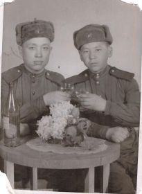 Фото из Госкаталога. Польша. 9.05.1945. Безруких Александр Иванович (слева) и Арзикулов.