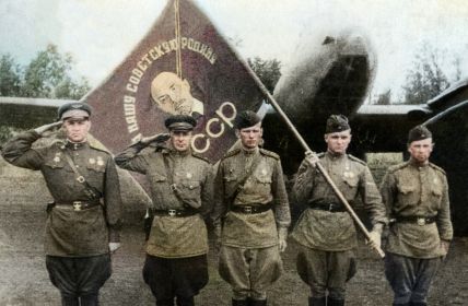 У знамени полка. 1943г. (фотография из архива семьи Туриковых).