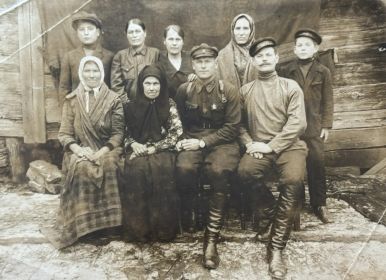 С родственниками в посёлке Усть-Катавский завод Челябинской области СССР 1933-1934 годы