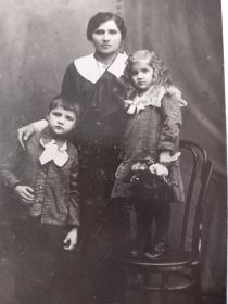 Предположительно Мария Афанасьевна -мать) , Леонид Евгеньевич и его сестра
