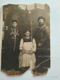 Слева сын: Клычков Филипп Евдокимович, в центре : жена сына Клычкова Анна Иоанновна, справа: Клычков Евдоким Валерьянович