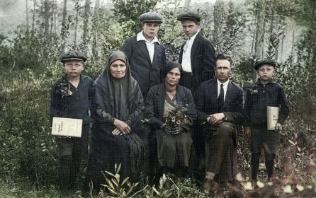 1935г. 1 ряд:слева-направо Георгий, бабушка Сергеева Евдокия Герасимовна,мама Анциферова (Сергеева) Сусанна Семеновна, отец Анциферов Василий Степанович, Геннадий. Стоят: Александр, Всеволод