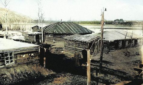 Сентябрь 1937 г. Жилые бараки-землянки кавалерийского эскадрона 22-го Колымского стрелкового полка ВО НКВД СССР. Видны Колыма, её правый берег. Архив Дорожевца А.Н.