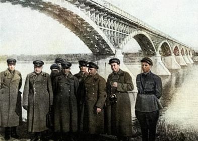 Осень 1938 г. Начсостав Колымского полка на левом берегу реки на фоне Колымского моста. Архив Дорожевца А.Н.