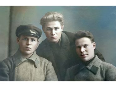 Братья Красильниковы 1931г. (слева направо): Петр Федотович, Григорий Федотович, Дмитрий Федотович