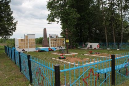 Новгородская обл. Старорусский р-н. 11 километр дороги на г. Холм. д.Байново. Перезахоронен из с. Иванова Березка