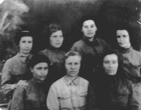 Медицинские сёстры. Кириличева Е. Д. вторая справа