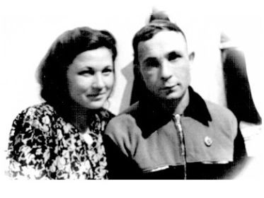 С сестрой Августой. Июнь 1951г. г.Усть-Каменогорск.