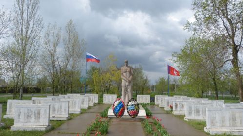 Общий вид братской могилы