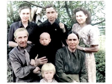 Сидят: Георгий Степанович и Александра Кузьминична, стоят: Анна Георгиевна, Николай Георгиевич, Августа Георгиевна.