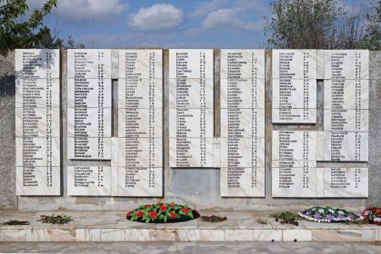 Мемориальная стена с фамилиями похороненных воинов