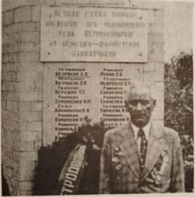 У могилы родного брата Хажмусы Жамботовича Безрокова