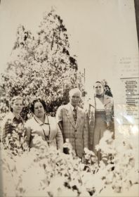 У памятника брата Хажмусы Жамботовича (сестра Нина, брат Альбиян, сестра Полина)