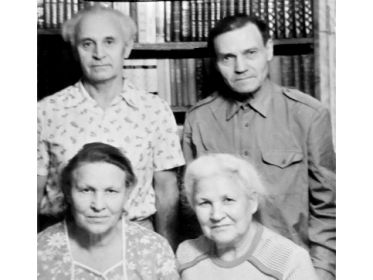 Геннадий Васильевич и Николай Ефимович с супругами: Анциферовой Идой Ивановной и Еланцевой Августой Георгиевной. Алма-Ата 1988г.