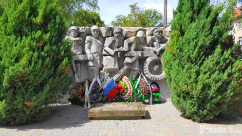 Военное советское кладбище, центральный памятник. Лидзбарк Варминьски, июль 2017