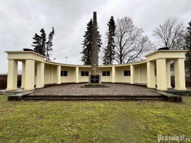 Мемориальный комплекс, центральный памятник