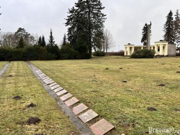 Индивидуальные могилы в правой части кладбища