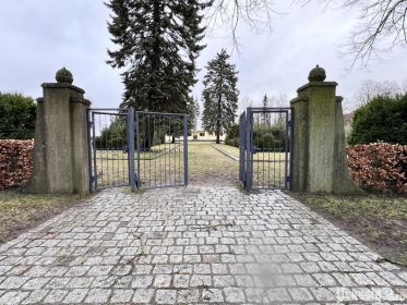 Советское воинское кладбище в городе Гюстров (Германия), где в братской могиле покоится Новиков М. И. Вход