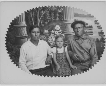 Слева направо: Александра Константиновна Жукова (Утина), Мария Дмитриевна Жукова, Дмитрий Михайлович Жуков. 1935 год