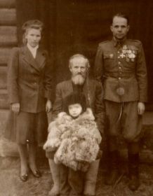 Богодяж Александр Дмитриевич с женой Лидией, сыном Николаем и отцом Дмитрием