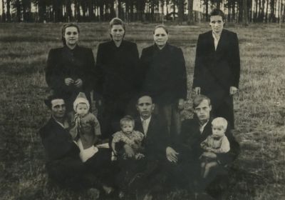 Иудей Петрович Журавлев (крайний справа в нижнем ряду) с родными и близкими. Ок. 1954 г.