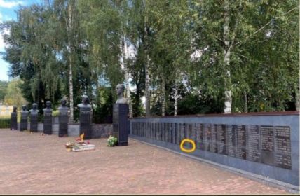 Брянская область,п.Навля ,"Сквер им.Героев-Подпольщиков".