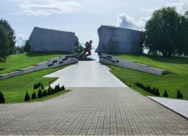 Мемориальный Комплекс " Прорыв", Витебская область , Беларусь. Он построен таким образом, что каждый человек здесь проходит по тому пути, в том направлении,в каком прорывались партизаны.