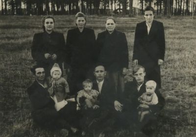 Василий Андреевич Василий Андреевич Самотаев с сыном Андреем на руках (крайний слева в нижнем ряду) с родными и близкими. Ок. 1954 г.