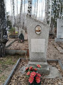 вид памятника на старом кладбище в п. Верх-Нейвинский