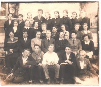 Фотография выпуска 1941года Верх-Нейвинской школы, сделанная Геннадием Залесовым.(Марельиза в верхнем ряду, третья слева   )