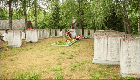 Братская могила в дер. Полибино (старое фото), в котор. похоронен Василий Петрович Ермолов