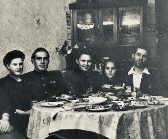 Крайний справа, старший сын Степана Михаил с женой (в центре)