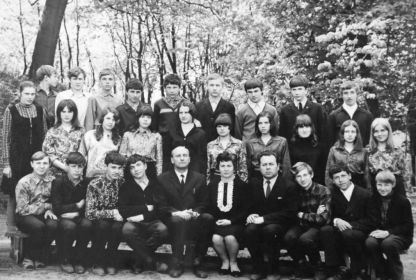 1971г. Справа от Эльдвига Ивановича- учитель Козлович Нина Николаевна и директор школы Степанов Иван Фёдорович.