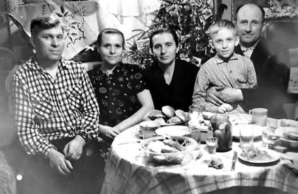 Яков Павлович с женой и родственниками