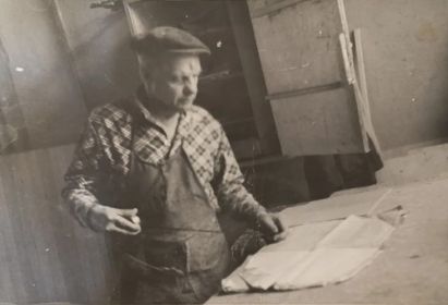 Журавлев Иудей Петрович (02.07.1920 – 21.04.1994) на работе в мастерской