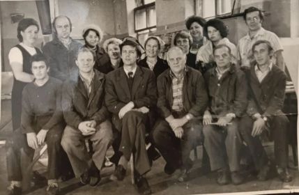 Журавлев Иудей Петрович (02.07.1920 – 21.04.1994). нижн. ряд второй справа среди коллег по работе