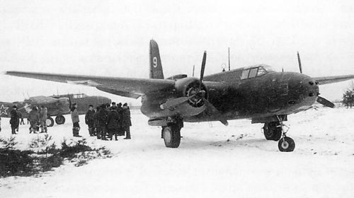 51 мтатп. 02.1945. Аэродром Паланга, Литва. Экипажи, техники у торпедоносца A-20G «Бостон» (Douglas A-20G “Boston”), с тактическим № 9.