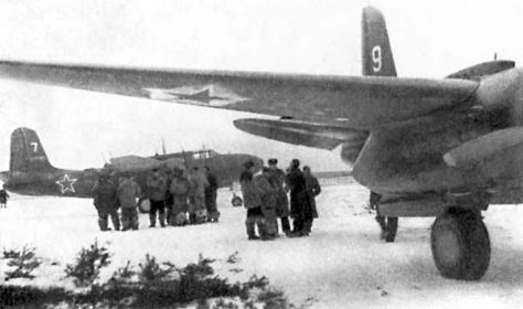 51 мтатп. 02.1945. Аэродром Паланга, Литва. Экипажи, техники у торпедоносцев A-20G «Бостон» (Douglas A-20G “Boston”), с тактическими №№ 7, 9.