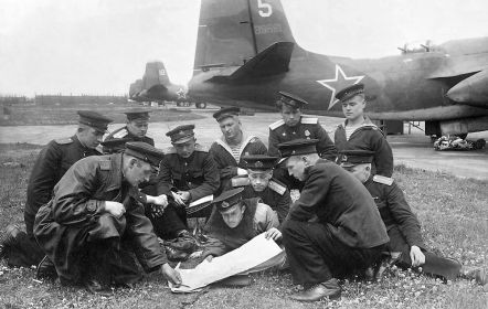 51 мтатп. 05.1945. Аэродром Кольберг, Германия. Экипажи у торпедоносцев  A-20G «Бостон» (Douglas A-20G “Boston”), с тактическими №№ 5,18.