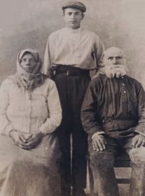 фотография с семейного архива. Райденко Василий Яковлевич с мачехой Райденко (Леонтенко) Марией Ефимовной (1875-1966) и отцом Райденко Яковом Петровичем (1875-1951).