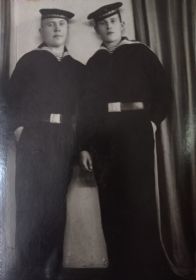 Курсанты УКОПП им. С.М. Кирова ( г . Ленинград. 1939 г)- Ильин  Александр  Иванович ( слева)  и его друг- Статуев  Иван  Александрович ( справа)-служил ПЛ. Л-3  КБФ, Н/З Мурман