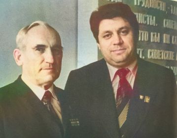 Будущий Губернатор Астраханской обл.  Анатолий Гужвин со своим дядей по матери, Героем СССР, В.А. Бабичевым. Фотоархив сына Гужвина П.А.