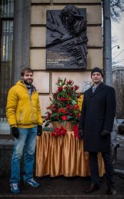 Внук Иван (справа) у мемориальной доски деда, Героя СССР Куличева И.А. (Фото: neofeliya)