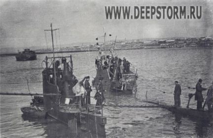 Подлодки  Щ-138 ( слева)  и   Щ-118.( справа), после  взрыва  торпед  18 .07.1942г,  в  г. Николаевск-на-Амуре. 1942 г. Фото из интернета, с  сайта" Великая Отечественная война под водой"