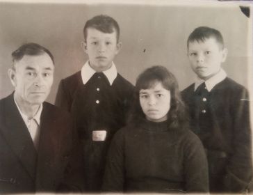 Михаил Васильевич с сыновьями - Александром и Леонидом и дочерью Ниной