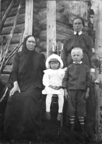 Николай Ломтев в детские годы с мамой, бабушкой и младшей сестрой. 1915 г.