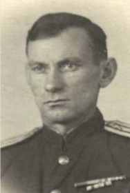 в форме и с наградами