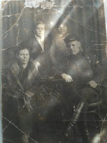 Красноярский край, Енисейский район, с. Плотбище. 1930 тые годы Солдатов Иван Никандрович с сестрами.